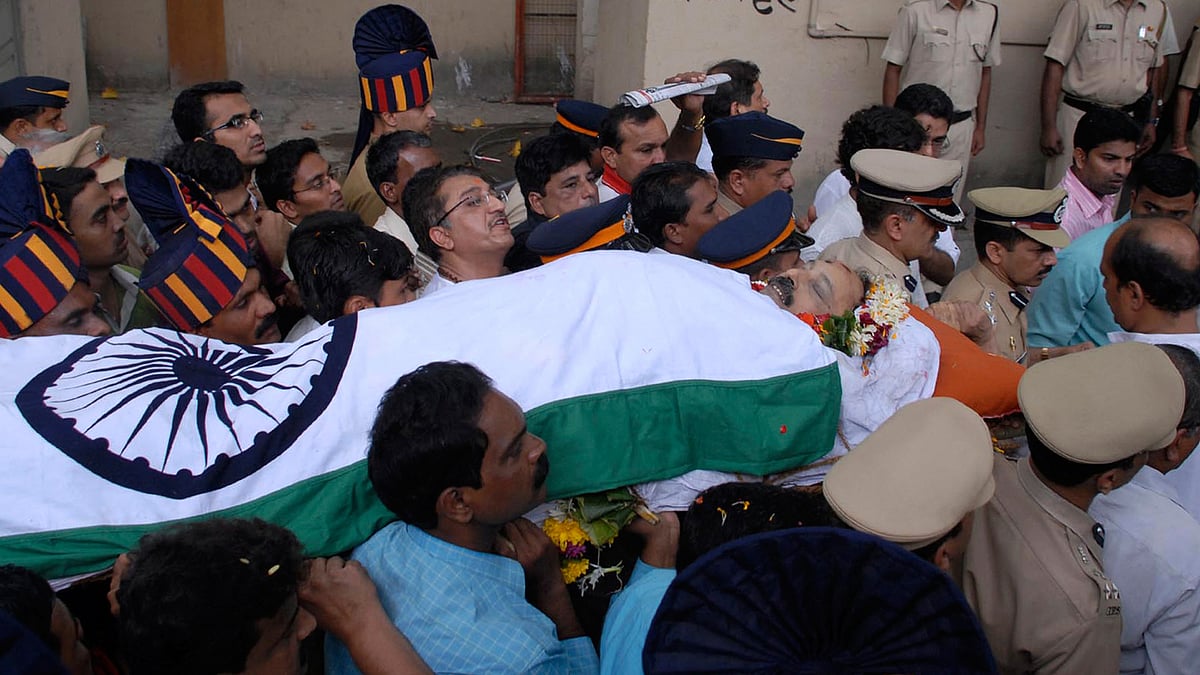 Policemen carry the body of Hemant Karkare during his funeral in Mumbai, 29 November 2008. (Photo: Reuters)