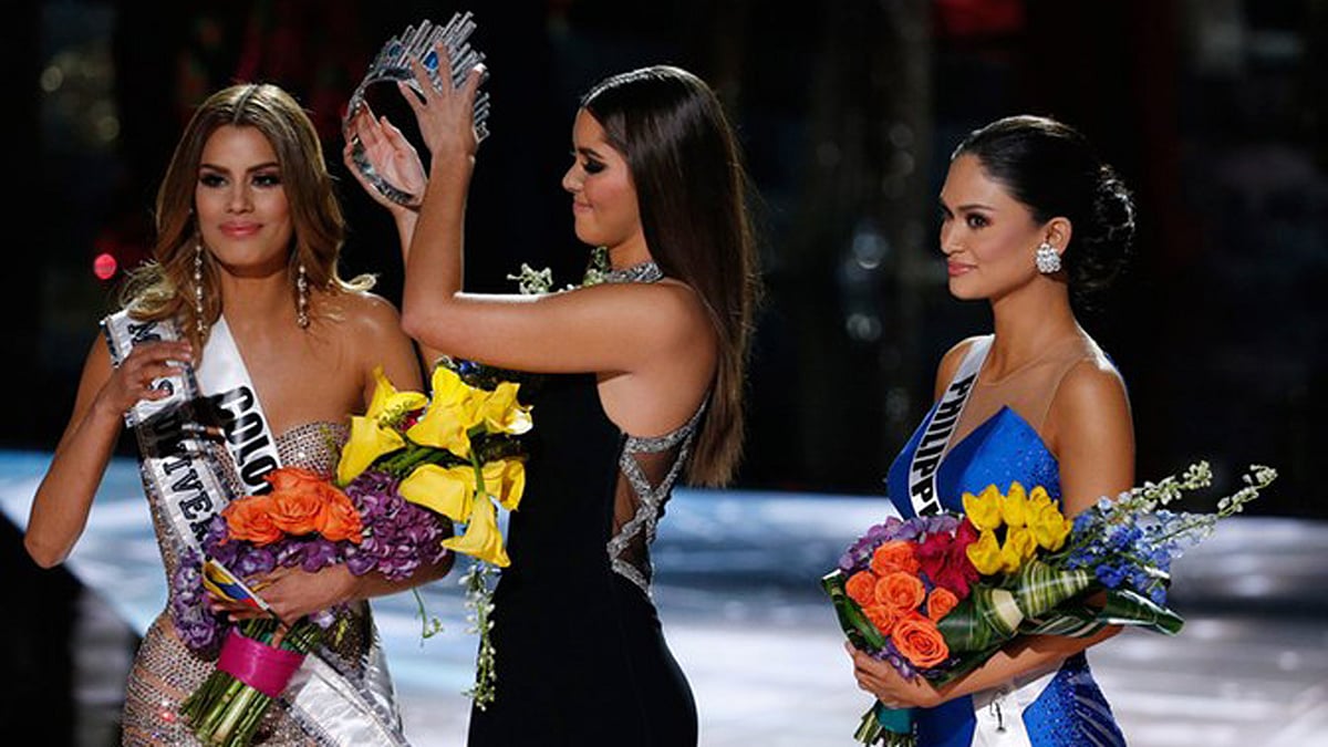 Former Miss Universe Paulina Vega, center, takes the crown off Miss Colombia Ariadna Gutierrez, left, before crowning Miss Philippines Pia Alonzo Wurtzbach. (Photo: AP)
