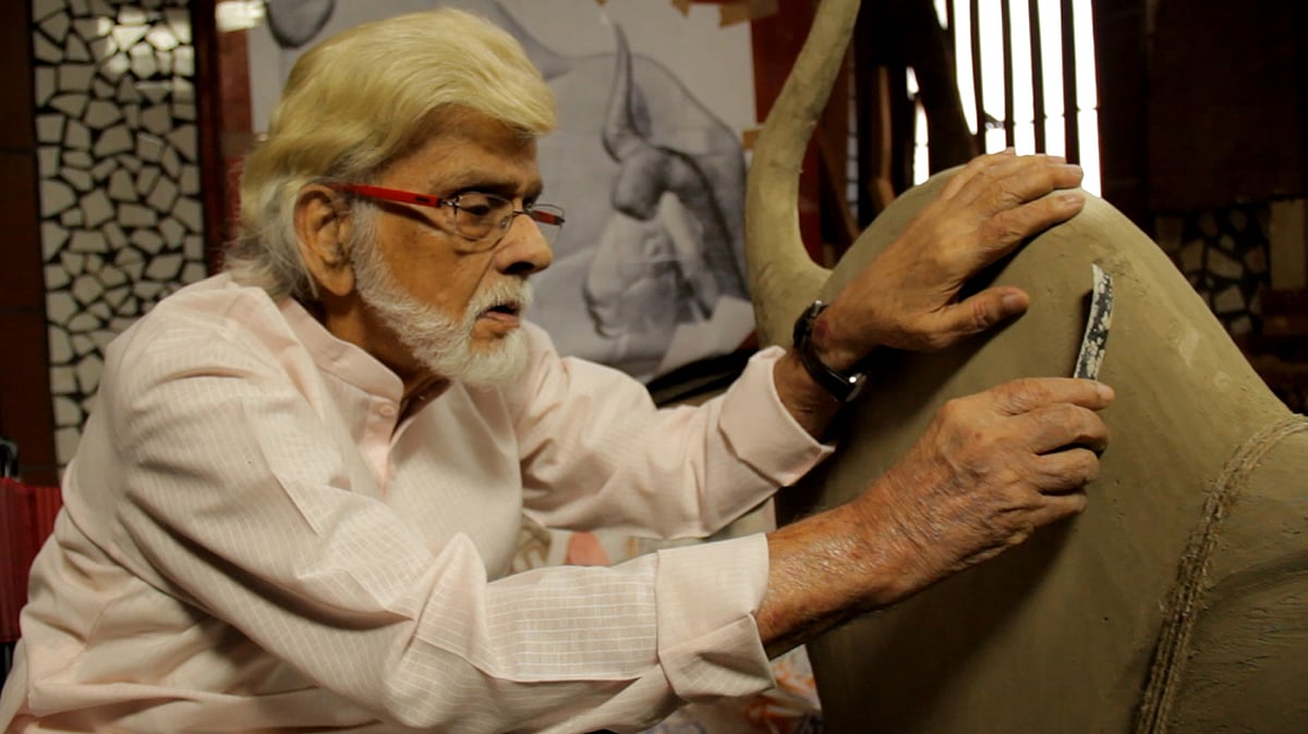 Satish Gujral while working in his studio, September 2015. (Photo Courtesy: Sahar Zaman)