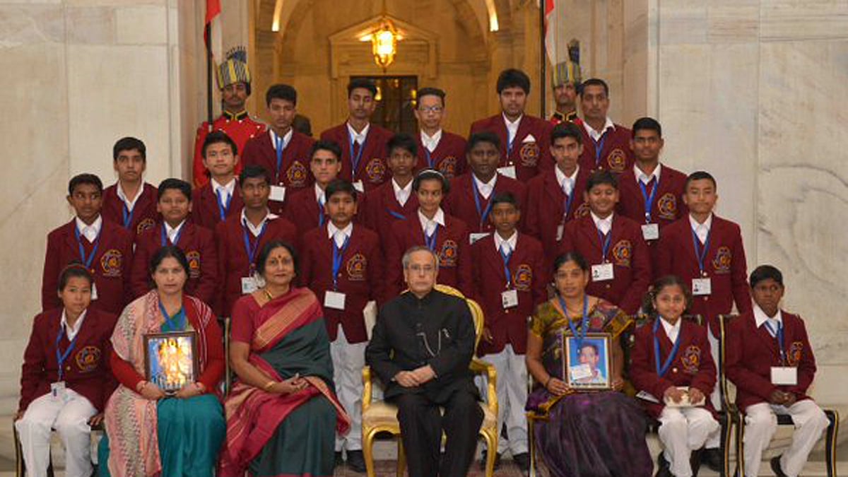 President Pranab Mukherjee felicitated children who  won the National Bravery Awards 2015 at the Rashtrapati Bhavan  on 22 January. (Photo: <a href="https://twitter.com/RashtrapatiBhvn?lang=en">Twitter.com/RashtrapatiBhvn</a>)