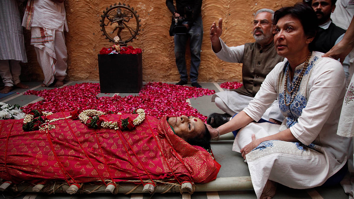Dancer Mallika Sarabhai (right) and Kartikeya Sarabhai
(second right) sit next to the body of their mother Mrinalini Sarabhai in
Ahmadabad. (Photo: AP)