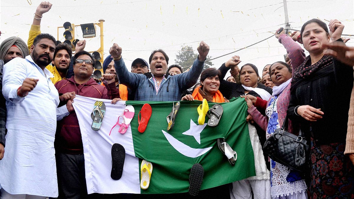 Shiv Sena Samajwadi members condemn the militant attack on the Pathankot air base and shout slogans against Pakistan in Jalandar. (Photo: PTI)&nbsp;
