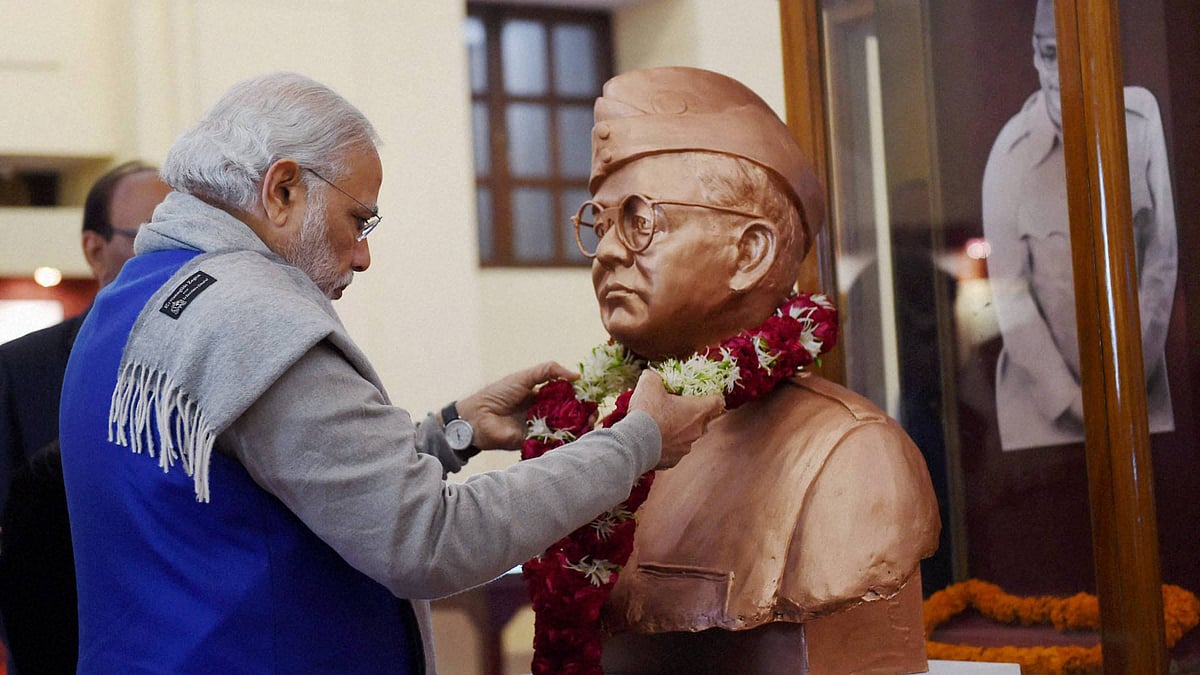 PM Narendra Modi paying tribute to Netaji’s bust before released the digitised files. (Photo: PTI)