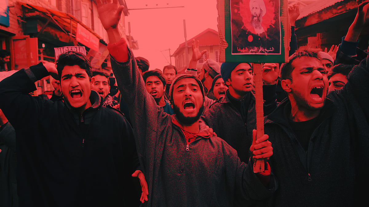 Kashmiri Shiite Muslims carrying a placard with the portrait of Sheikh Nimr al-Nimr, shout slogans during a protest in Srinagar. (Photo Treatment: The Quint)