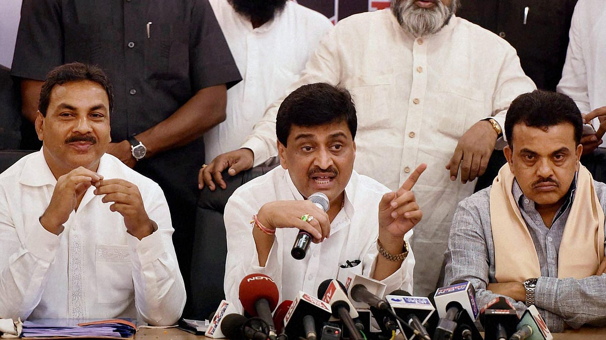 <p>Maharashtra Congress leader Ashok Chavan (centre) at a press conference.&nbsp;</p>
