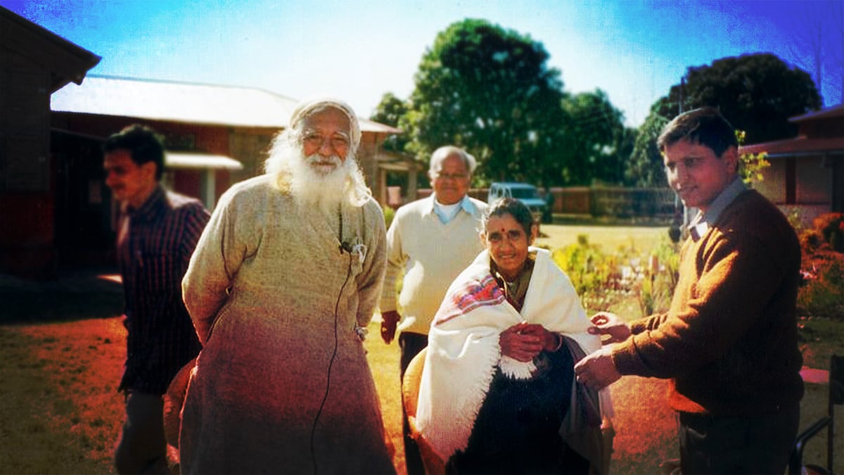 Sunderlal Bahuguna (left) with his wife Bimla (right).
