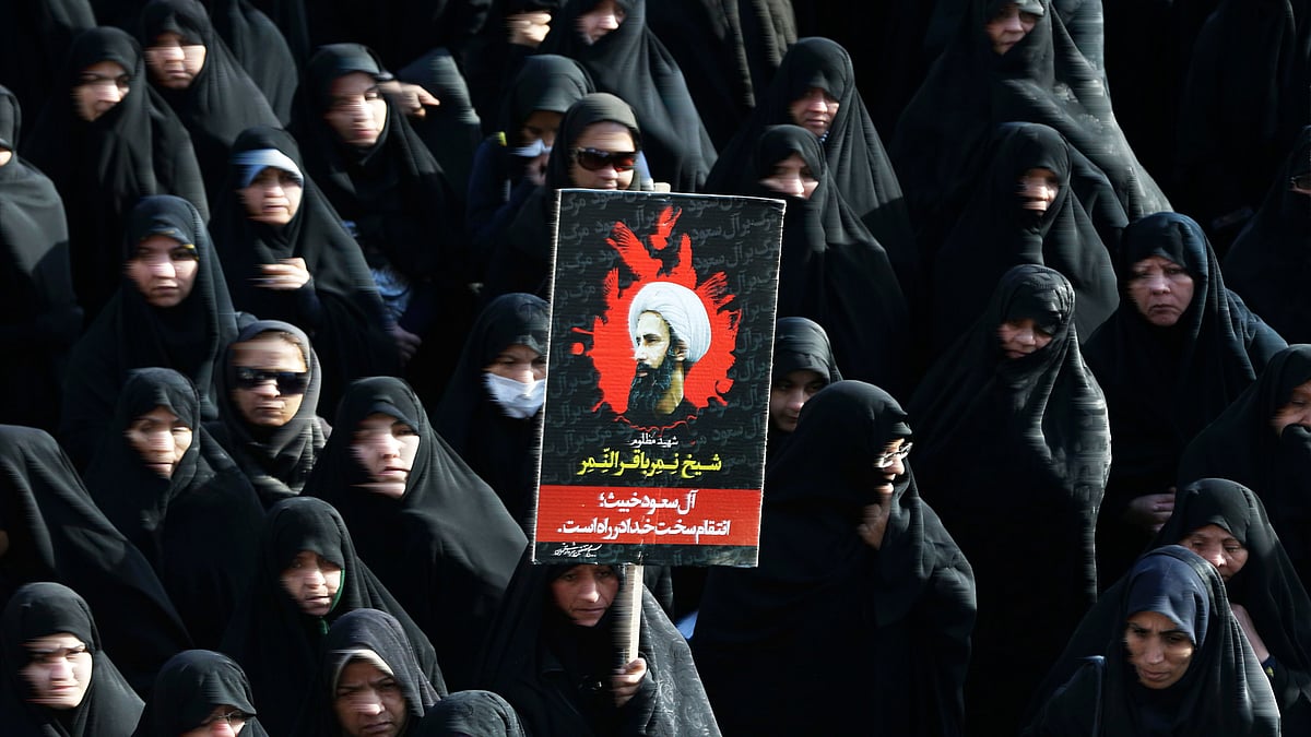 Iranian women hold up Sheikh Nimr al-Nimr’s poster in a protest of his execution by Saudi Arabia. (Photo: AP)