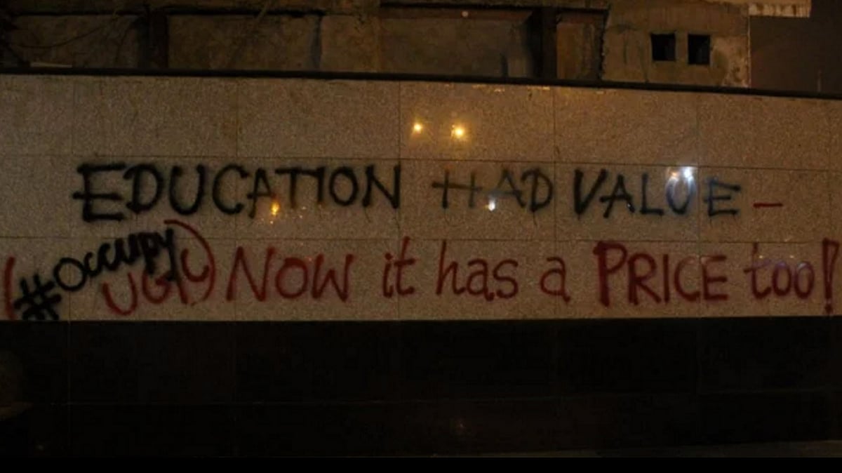 Graffiti outside ITO metro station. (Photo: <b>The Quint</b>)