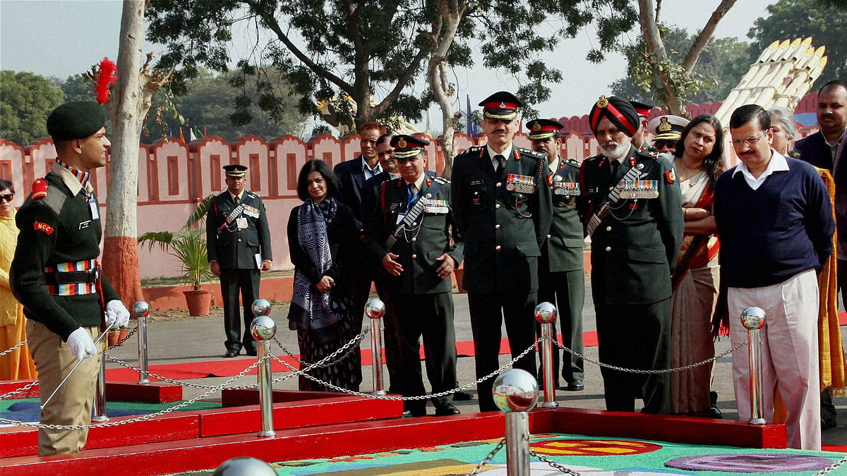  Delhi CM Arvind Kejriwal to go to Pathankot and meet the families of martyrs. (Photo: PTI)
