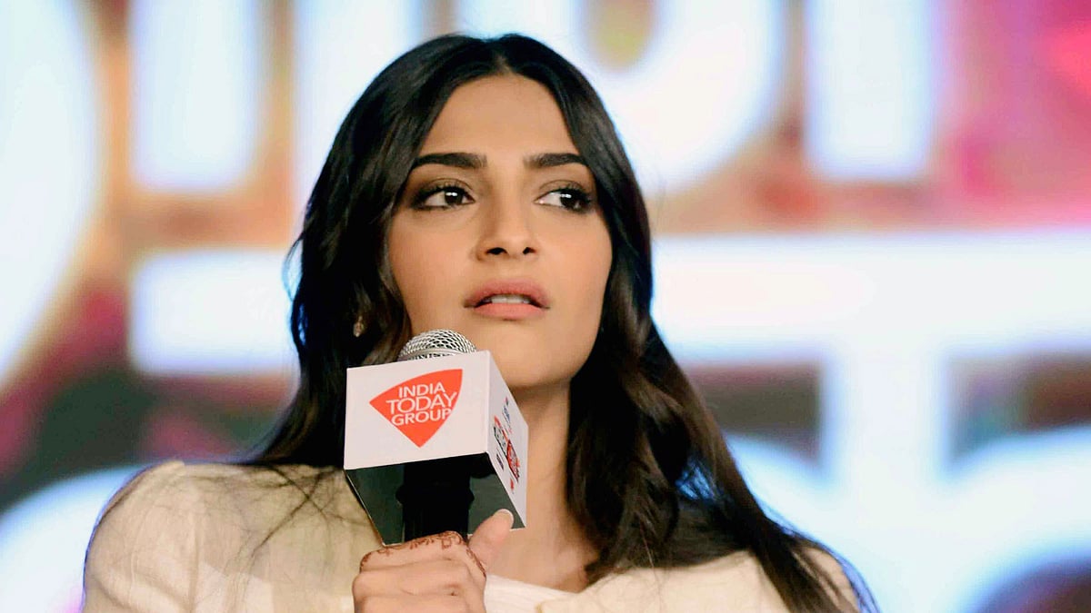 Sonam Kapoor praises Sunny Leone for handling the controversial interview with grace (Photo: Yogen Shah)