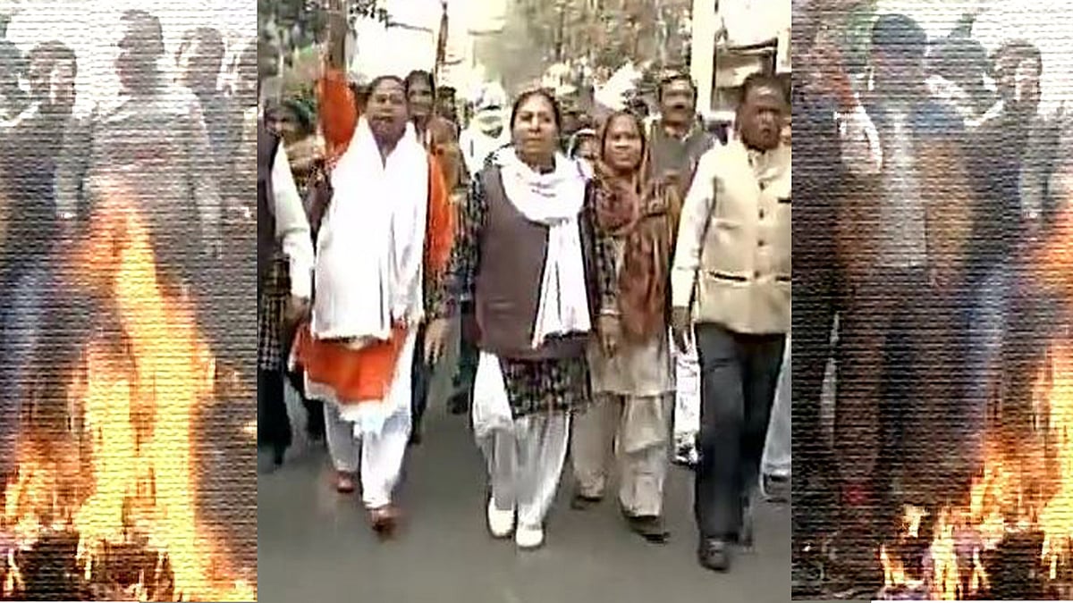 MCD workers protest outside Delhi Assembly Speaker Ram Niwas Goel’s residence. (Photo: <b>The Quint</b>)