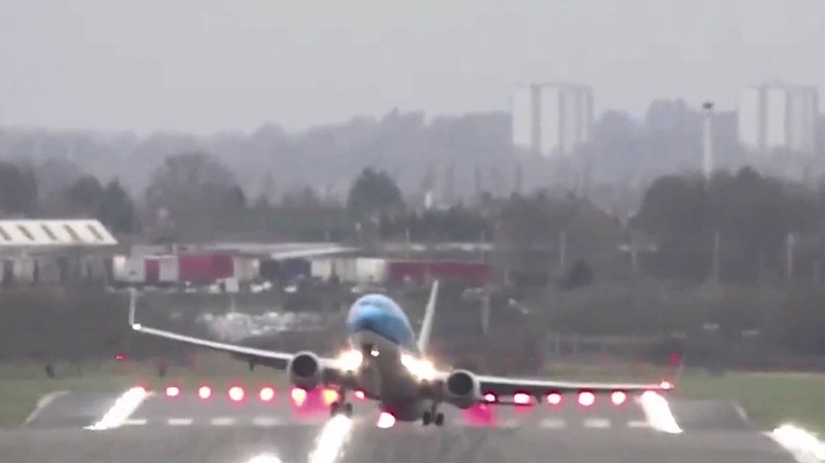 A flight experiencing massive turbulence at Birmingham airport due to strong crosswinds. (Photo: AP/Newsflare screengrab)