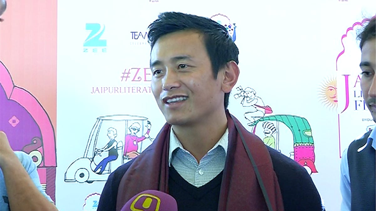 Former Indian Footaball Captain Baichung Bhutia (centre) at the Jaipur Literature Festival. (Photo: <b>The Quint</b>)