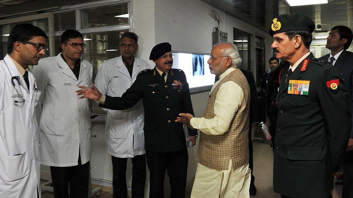 Prime Minister Narendra Modi and Army Chief Dalbir Suhag at Army’s R & R Hospital. (Photo: Twitter/<a href="https://twitter.com/PMOIndia">@PMOIndia</a>)