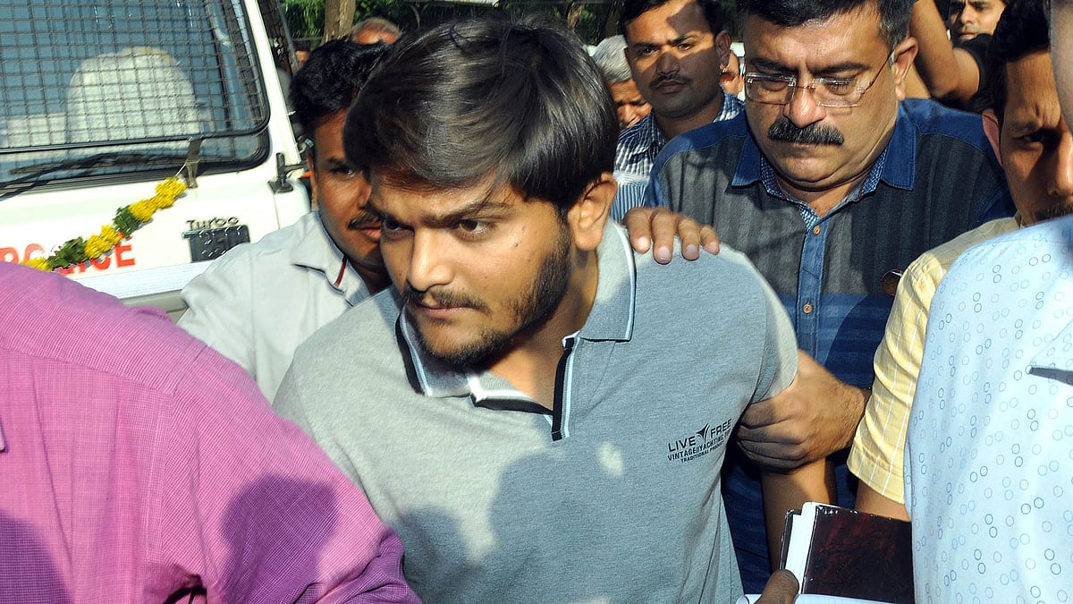 Patidar Anamat Andolan Samiti (PAAS) convener Hardik Patel being taken to be produced in an Ahmedabad court on October 23, 2015.&nbsp;