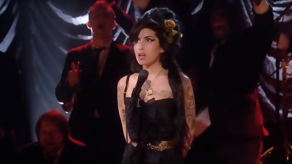 Amy Winehouse when she won the Grammy. (Photo: <a href="https://www.youtube.com/watch?v=_2yCIwmNuLE">YouTube</a>)