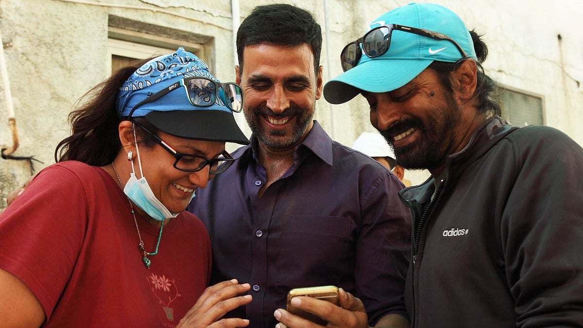 Priya Seth, Akshay Kumar and Raja Krishna Menon on the sets of <i>Airlift</i> (Photo courtesy: Priya Seth)