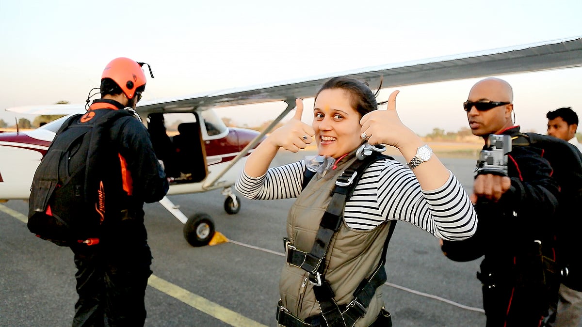 <b>The Quint</b> went to ‘Skyhigh India’ about two hours away from Delhi, in Aligarh, to jump out of a plane. The rest, as they say, is history! (Photo: <b>The Quint</b>) 