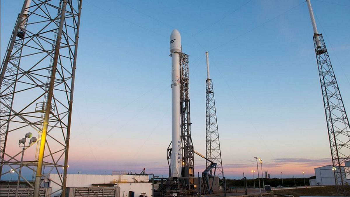 At the last second, Elon Musk’s SpaceX scrubbed plans to launch a Falcon 9 rocket, delaying an attempt to put a satellite into orbit.