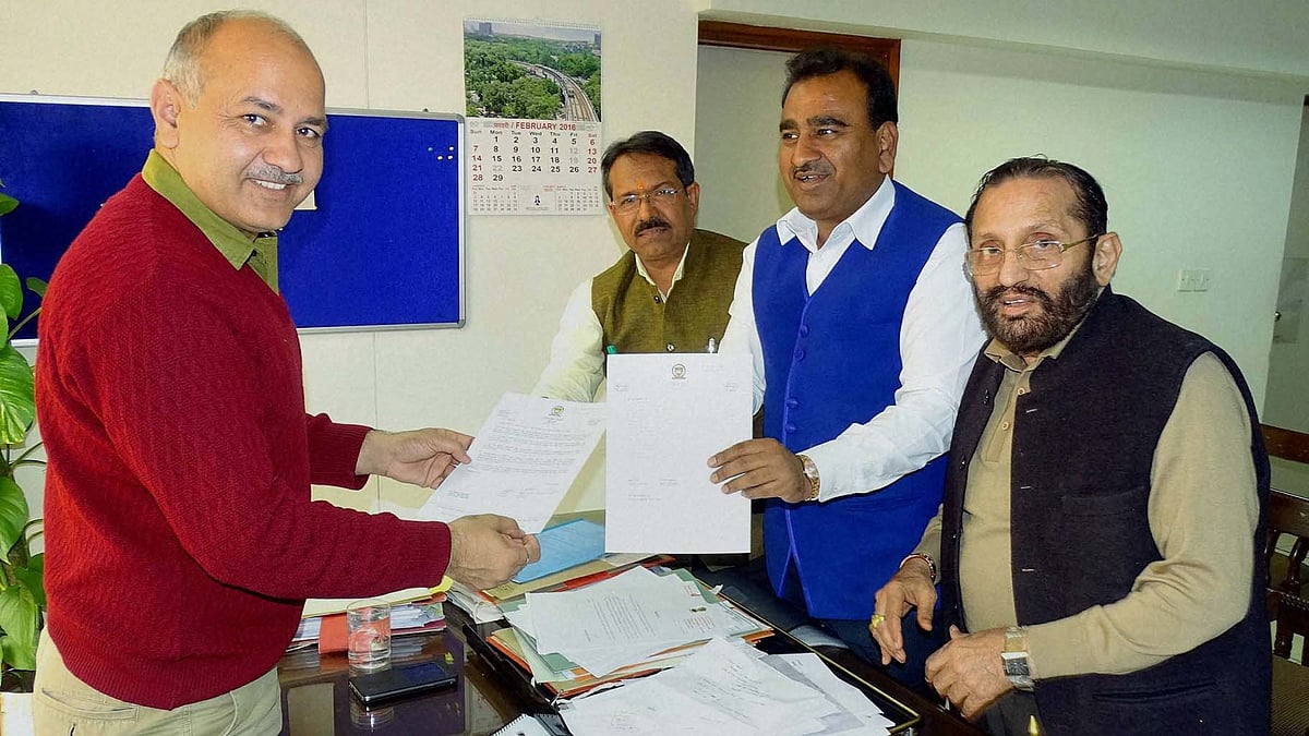 Delhi Mayors Subhash Arya, Ravinder Gupta and Harsh Malhotra
meeting Deputy CM Manish Sisodia at Delhi Secretariat on Thursday. (Photo: PTI)