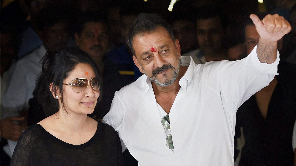 Sanjay Dutt, with his wife Manyata, after his release from Yerwada Central Jail in Pune. (Photo: PTI)