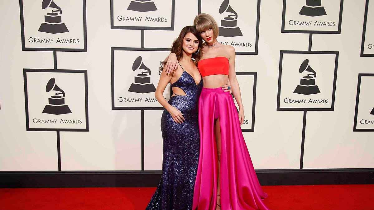 Selena Gomez and Taylor Swift pose for the shutterbugs at the Grammy Awards red carpet (Photo: Reuters)