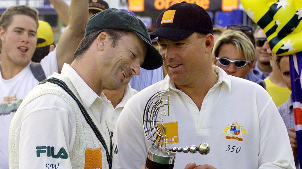 Steve Waugh (L) and Shane Warne (R) receive the Trans-Tasman trophy in 2001. (Photo: Reuters)