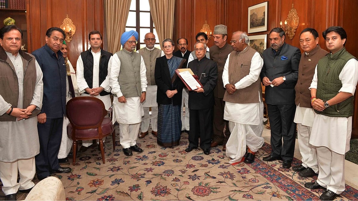 Congress delegation with President Pranab Mukherjee. (Photo: IANS)