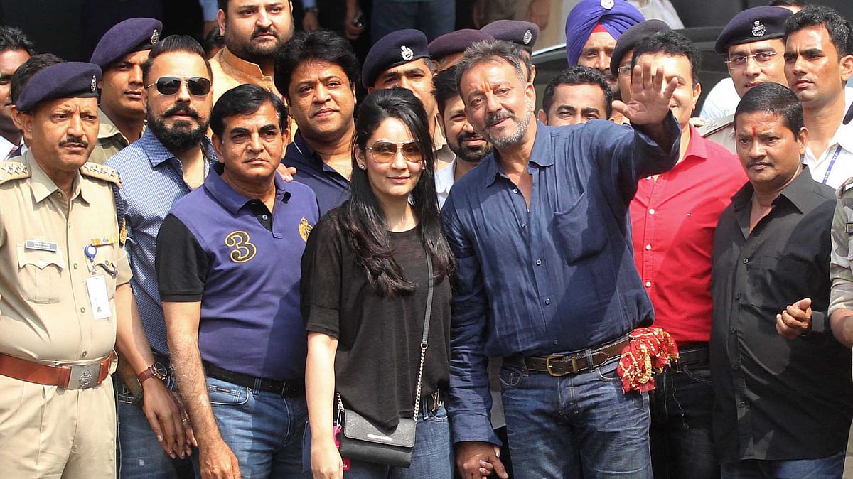 Sanjay Dutt with wife Maanyata Dutt after his release from the Yerwada Central Prison (Photo: Yogen Shah)