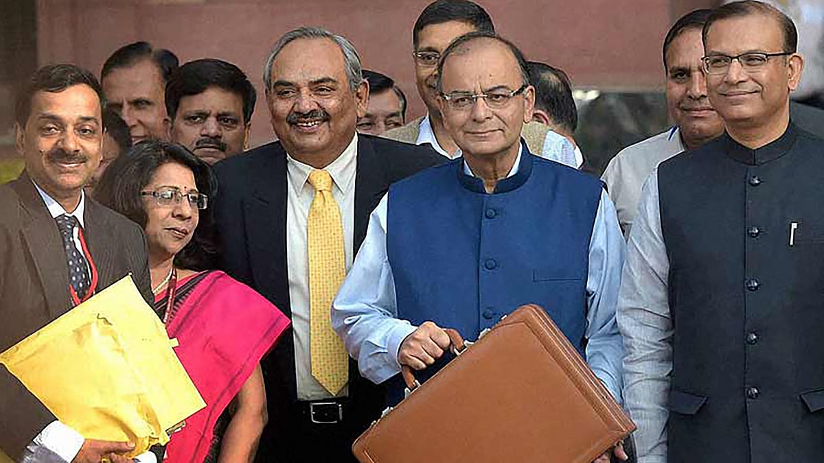 Finance Minister Arun Jaitley with MoS Jayan Sinha ahead of
presenting last year’s annual budget. (Photo: PTI) &nbsp; &nbsp;  