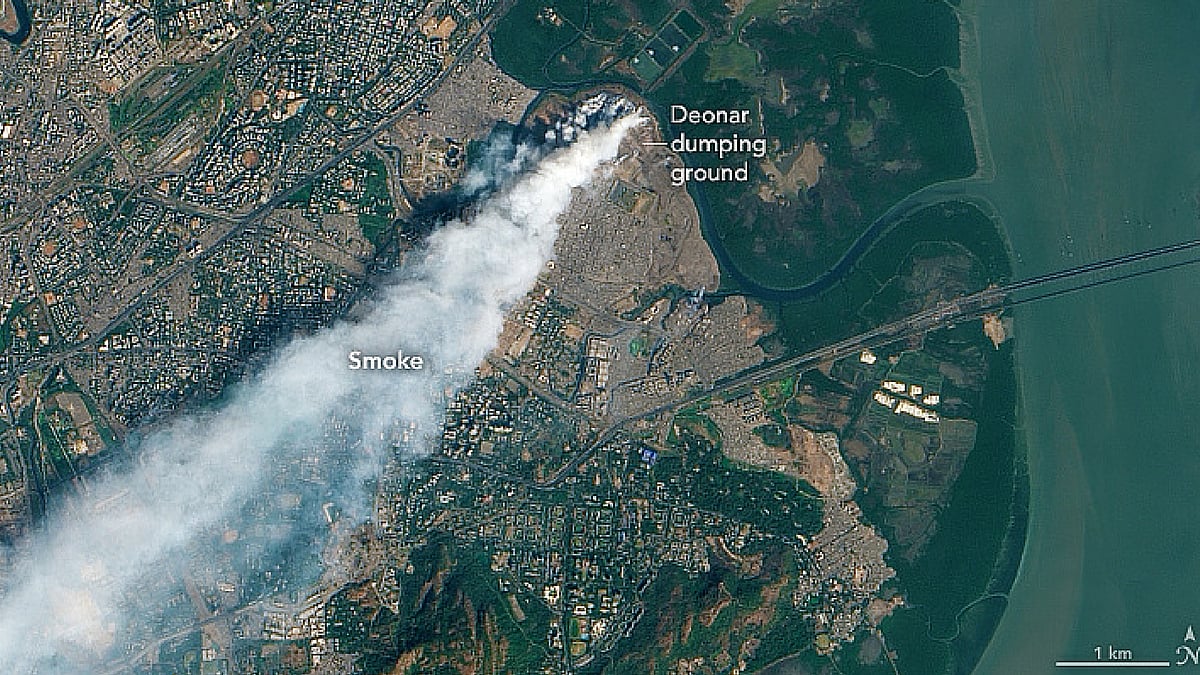 Attempts to douse the fire at Deonar have all but failed. (Photo: Twitter/<a href="https://twitter.com/NASAEarth">@NASAEarth</a>)