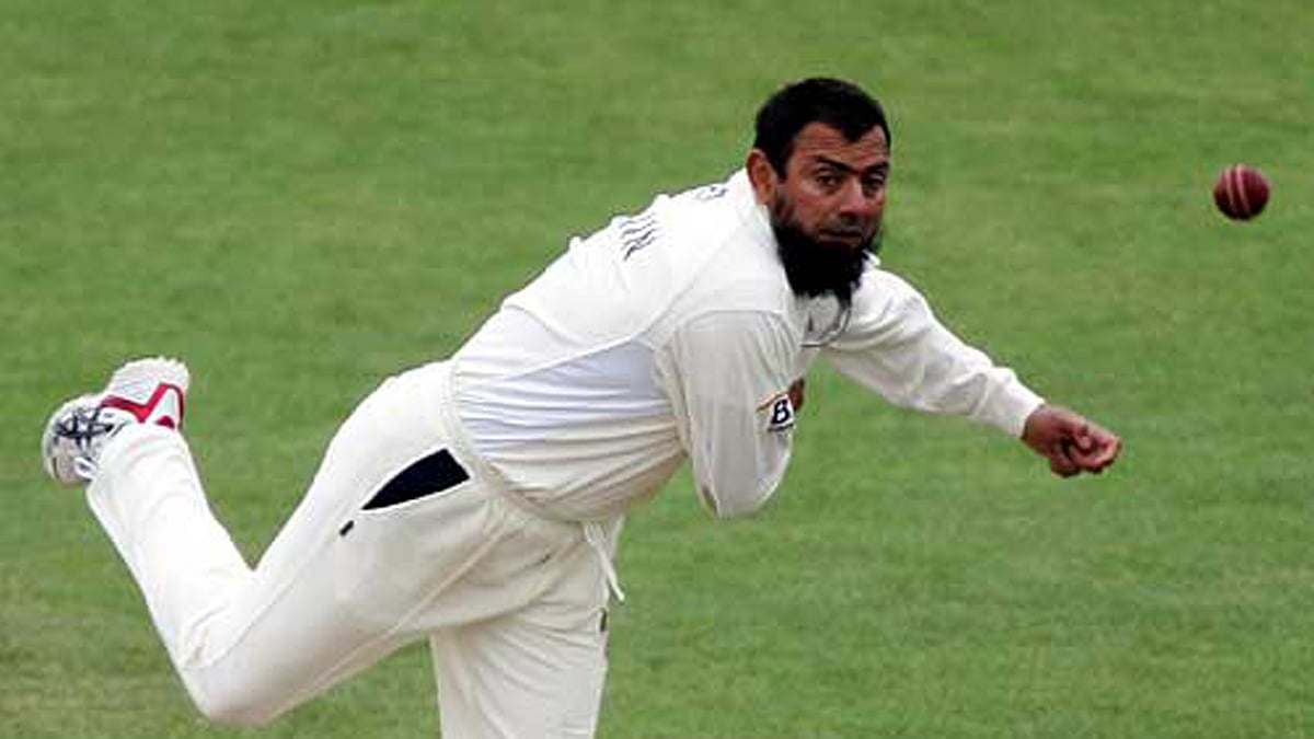 Saqlain Mustaq playing for Surrey in English county cricket. (Photo Courtesy: <a href="http://www.espncricinfo.com/ci/content/image/351367.html?object=42628;dir=next">Cricinfo</a>)
