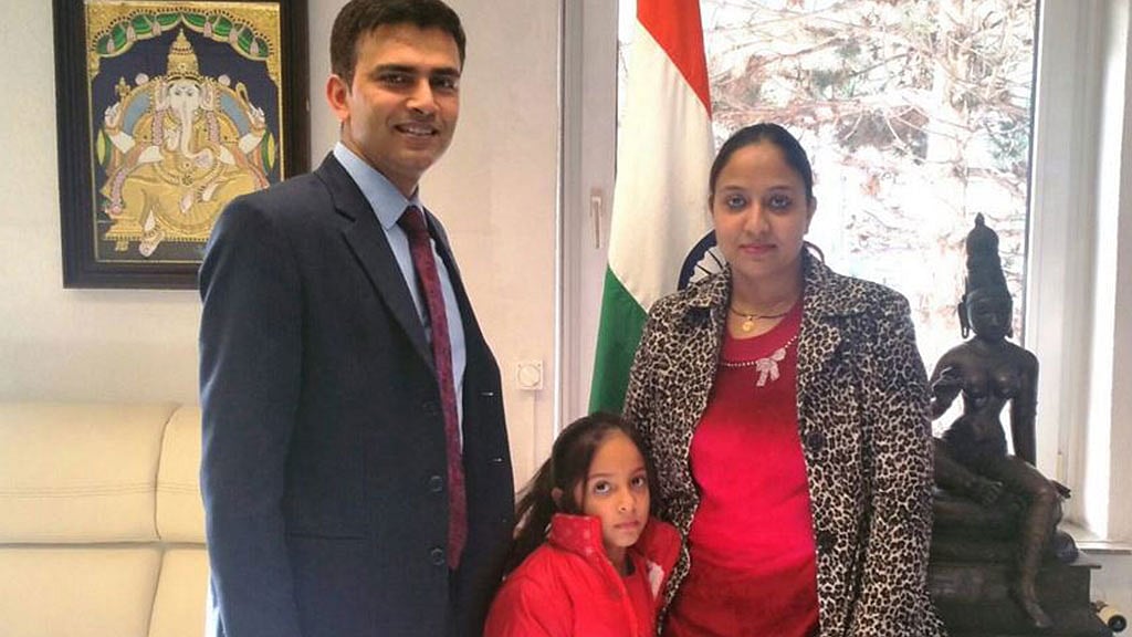 Gurpreet with her daughter. (Photo: Twitter)
