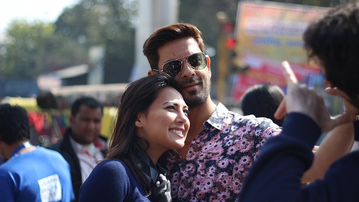 Rochelle Rao and Keith Sequiera pose for a selfie in front of the New Delhi Railway Station (Photo: Manon Verchot)