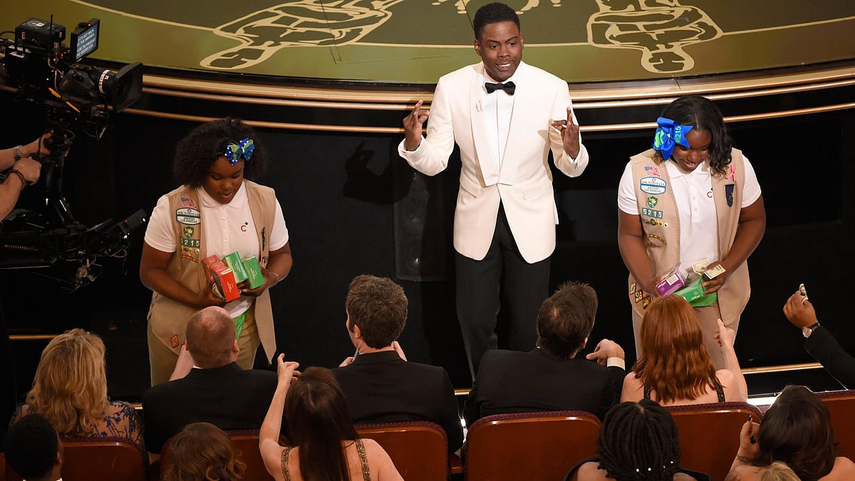 Chris Rock sells Girl Scout cookies at the Oscars. (Photo: AP)
