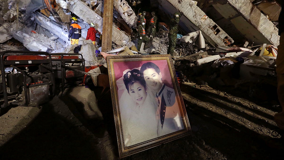 A wedding portrait recovered from the Taiwan earthquake aftermath.





(Photo: AP)