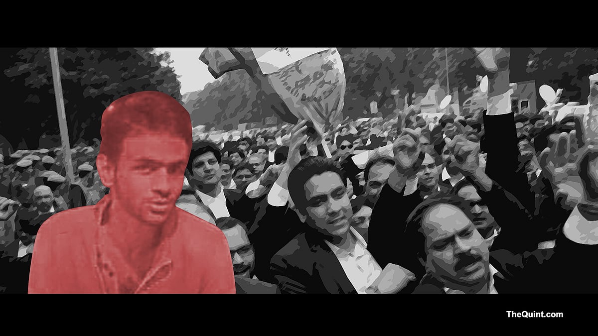 Lawyers carry an effigy as they march from Patiala House Courts to India Gate. (Photo: <b>The Quint</b>)