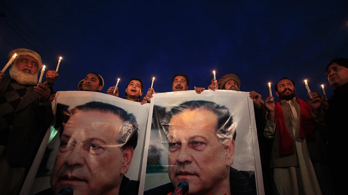 Men hold a candlelight vigil to commemorate the deceased governor of Punjab, Salman Taseer (Photo: Reuters)