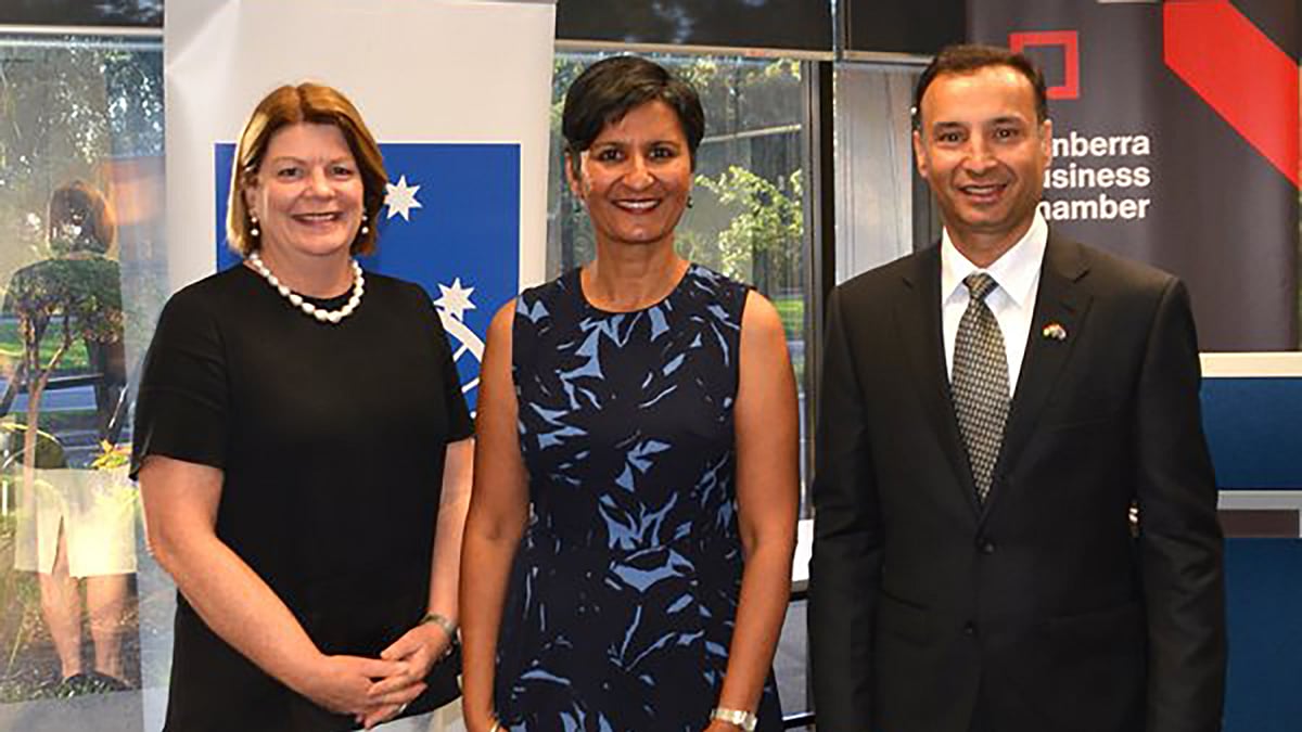 Harinder Sidhu (middle) and Deepak Raj, President, AIBC (right). (Photo: <a href="https://twitter.com/DeepakRaj1366/status/697728865649631232">Twitter</a>)