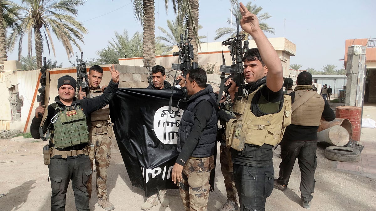 Iraqi security forces celebrate as they hold a flag of the Islamic State group they captured in Ramadi, 115 km west of Baghdad, Iraq. (File Photo: AP)