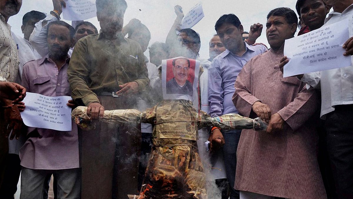 Congress activists burning an effigy of Madhya Pradesh Chief Minister Shivraj Singh Chouhan over Vyapam scam (Photo: PTI)