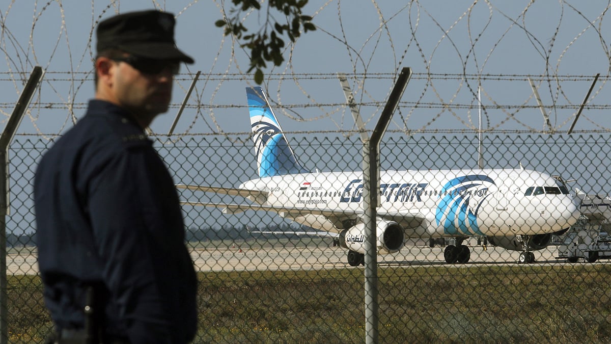 A policeman stands guard at Larnaca Airport near a hijacked EgyptAir A320 on Tuesday, 29 March 2016. (Photo: Reuters)
