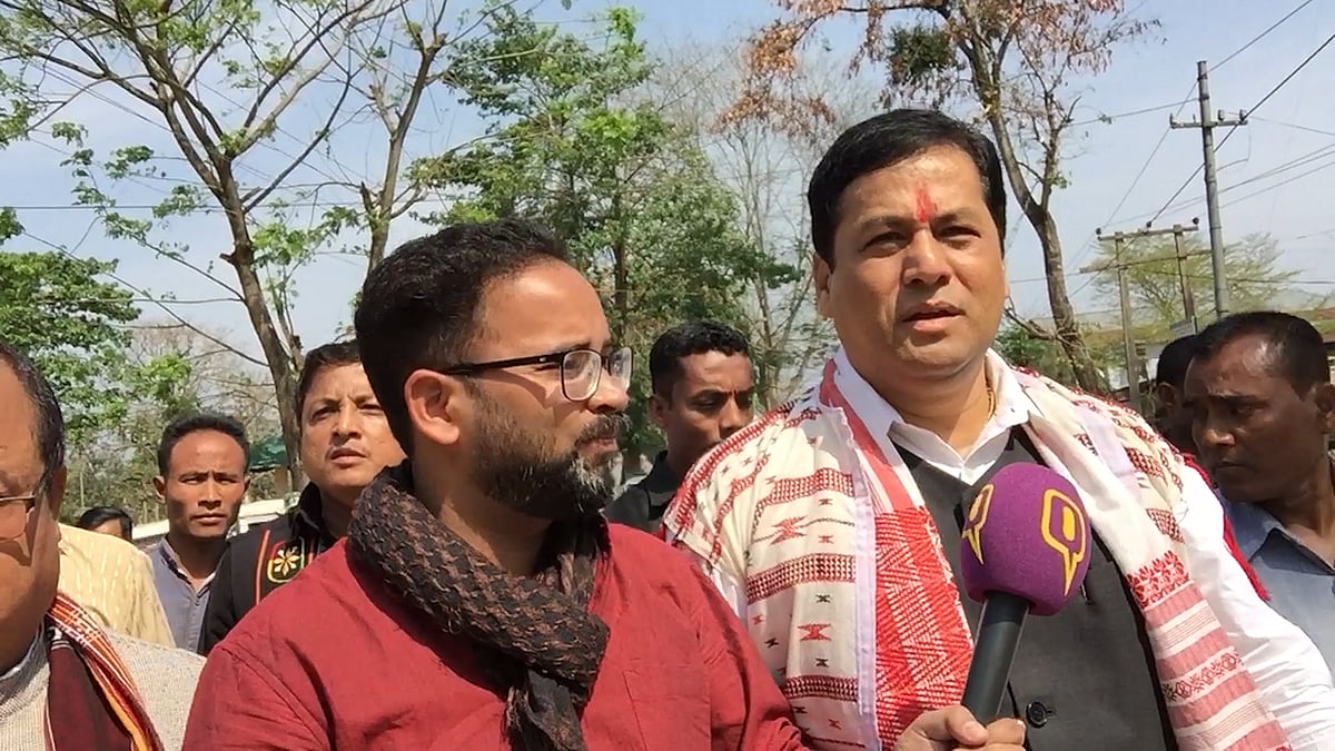 <b>The Quint</b> in interaction with BJP’s CM candidate Sarbananda Sonowal in Assam. (Photo: <b>The Quint</b>)