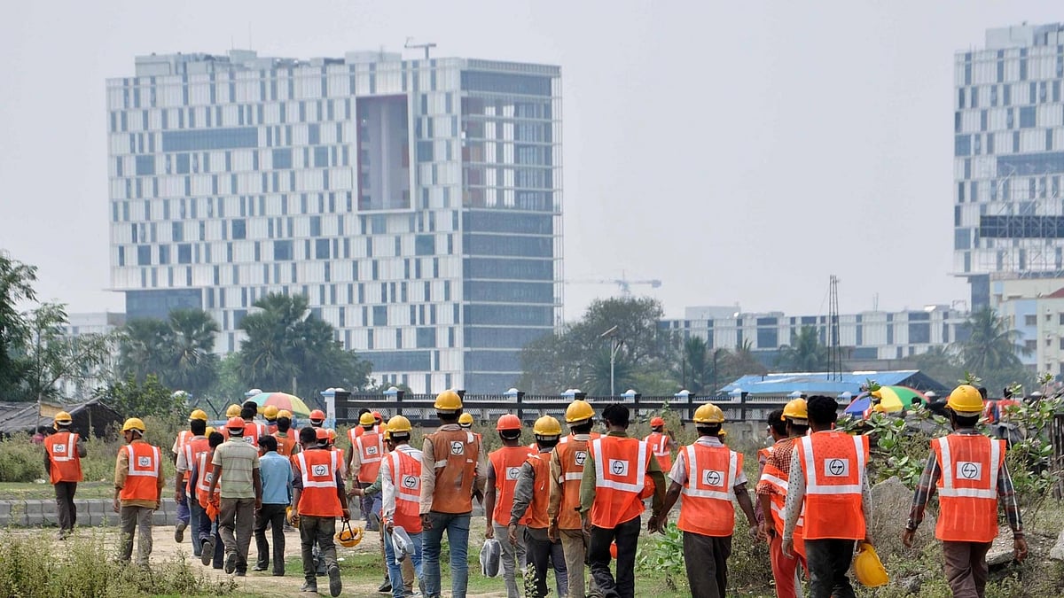 An army of construction workers during lunch break in Kolkata. (Photo: IANS)