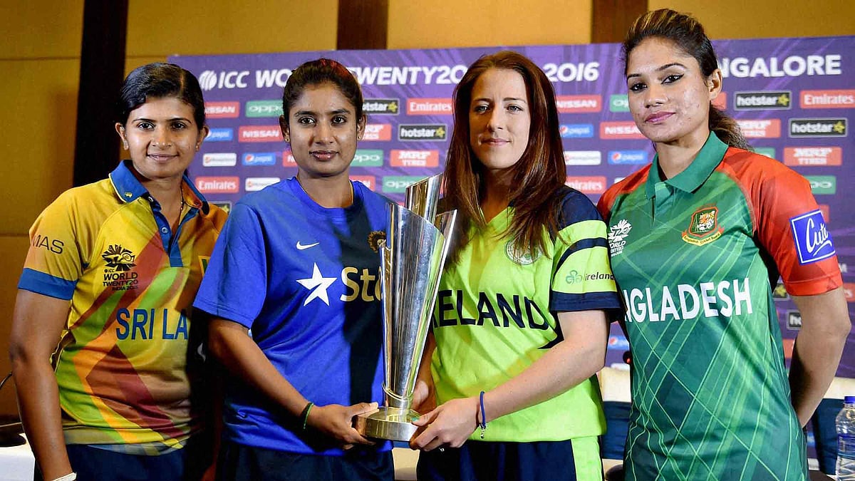 Indian Women’s Cricket Team captain Mithali Raj, Sri Lanka captain Shashikala Siriwardene, Ireland Captain Isobel Joyce and Bangladesh captain Jahanara Alam with ICC World WT20 trophy. (Photo: AP)