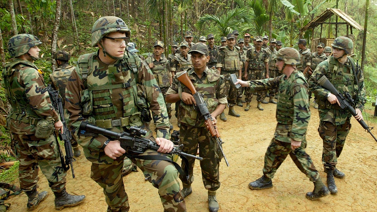 Indian and US army soldiers take part in a joint military exercise in Kumbhirgram in Mizoram, 6 April 2004. (Photo: Reuters)