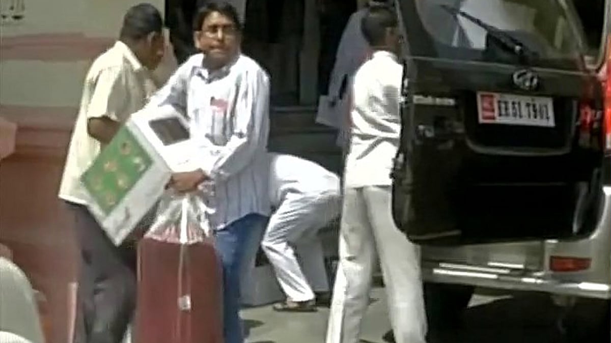 Each of the 243 legislators of Bihar were gifted microwave ovens by Bihar’s Education Department. (Photo Courtesy: Twitter/<a href="https://twitter.com/ANI_news/status/710752443236089856">@ANI_news</a>)
