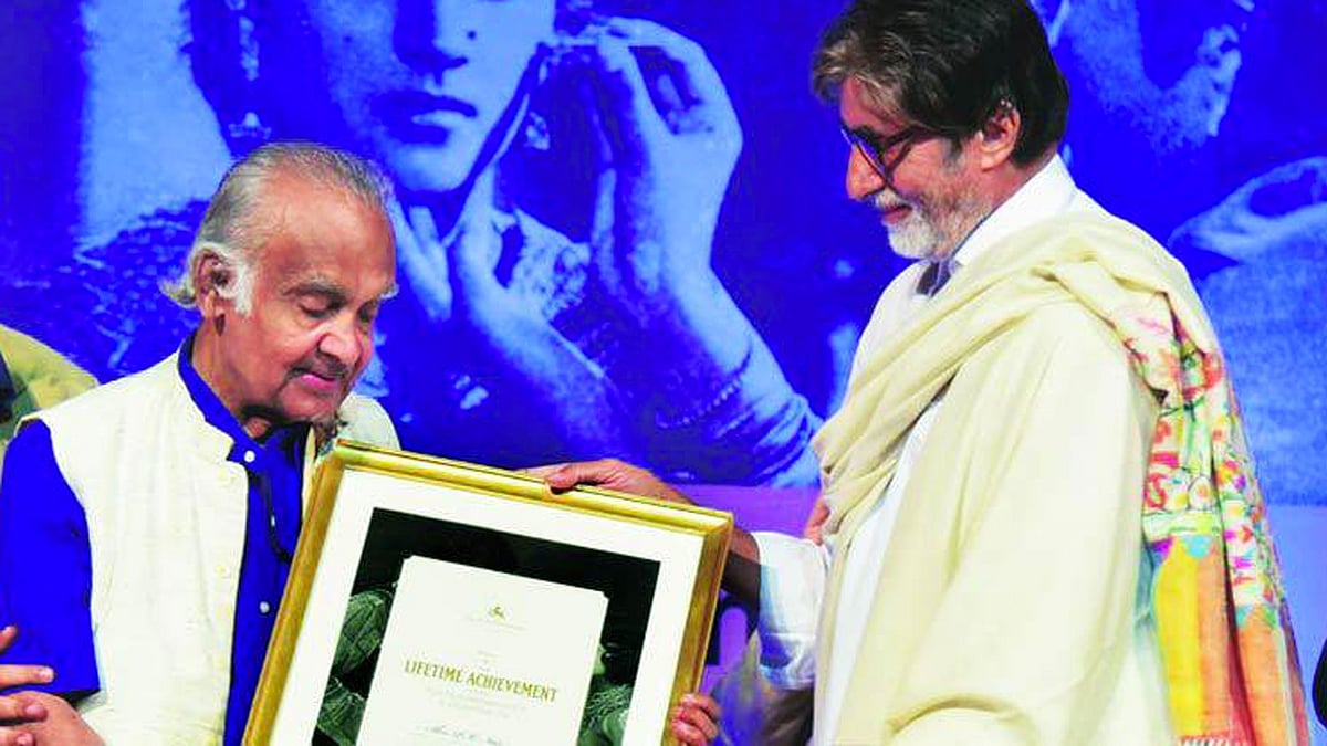 PK Nair being felicitated by Amitabh Bachchan with a Lifetime Achievement Award (Photo: <a href="https://twitter.com/search?f=images&vertical=news&q=p.%20k.%20nair%20&src=typd">Twitter/AmitNadkar</a>)