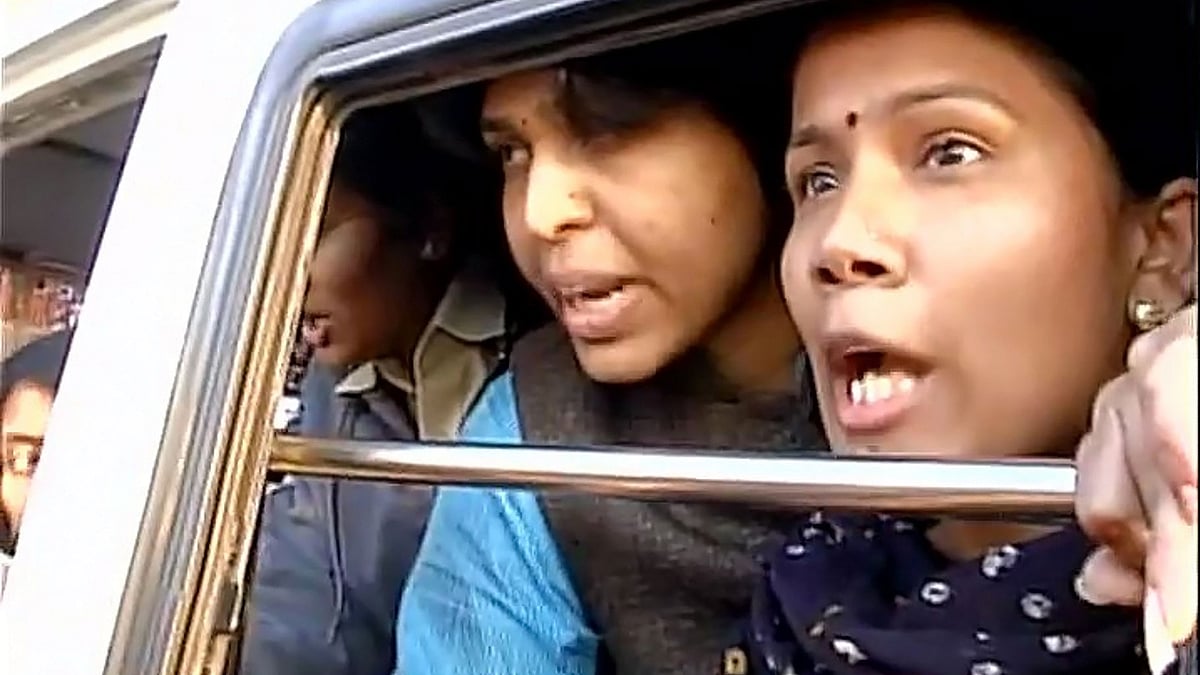 Activist Trupti Desai with members of Bhumata Brigade in Nandur Shingote, Nashik on Tuesday, 8 March 2016. (Photo Courtesy: ANI)
