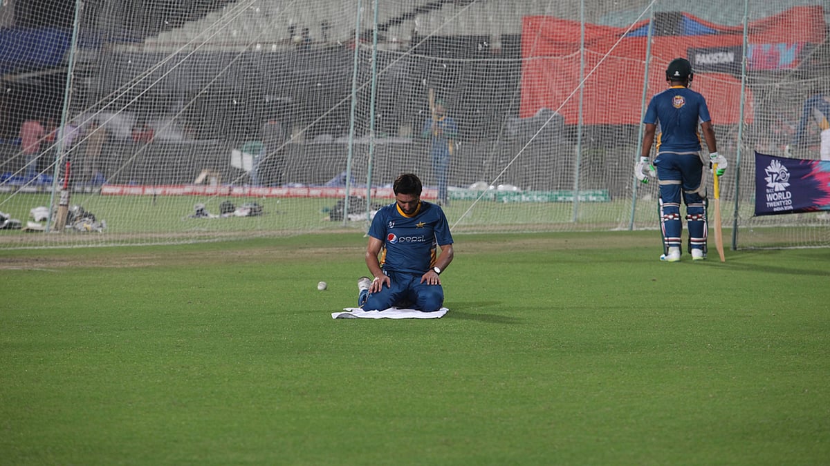 Pakistan captain Shahid  Afridi offers namaz at Eden Gardens in Kolkata. (Photo: IANS)